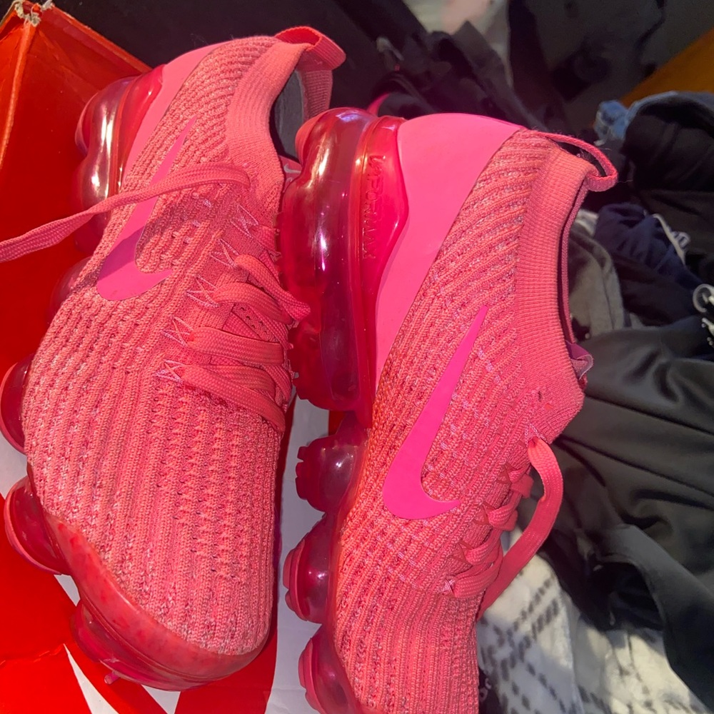 Nike hot pink air max motion 2